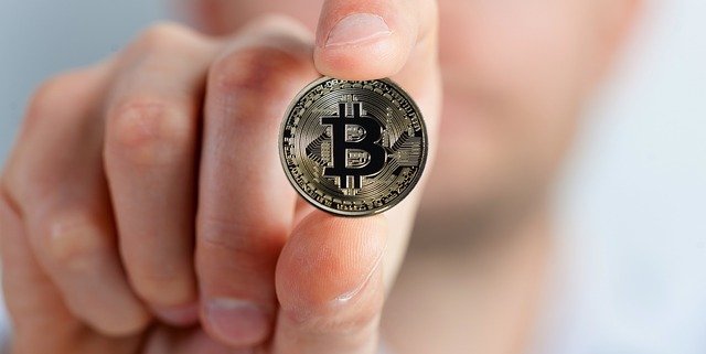 Bitcoin tussen 2 vingers